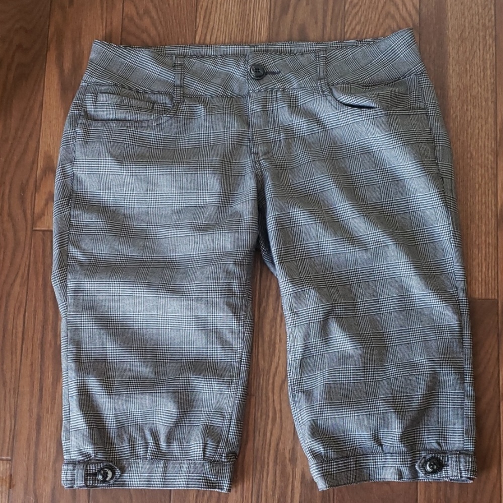 Size 11 Grey Plaid Capris
